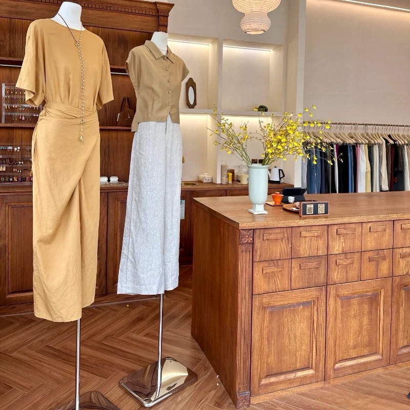 Clothing shop checkout page Me - Office Furniture Buyers のレビューと価格