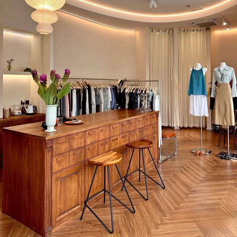 Clothing shop checkout page Me - Office Furniture Buyers のレビューと価格