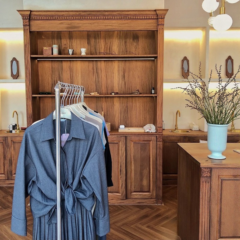 Clothing shop checkout page Me - Office Furniture Buyers のレビューと価格